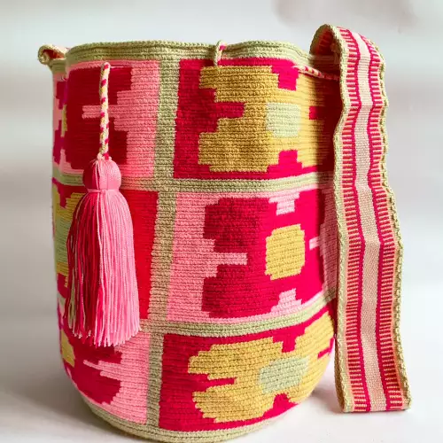 Mochila Wayuu flores rosadas tejida artesanal grande