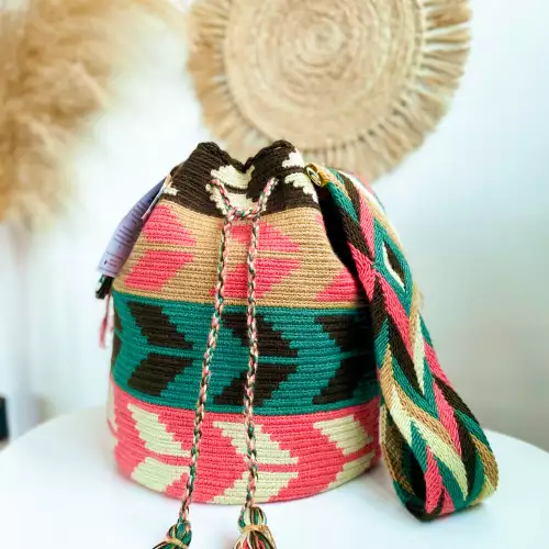Mochila wayuu grande de diseño flechas