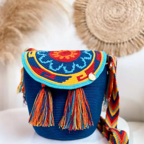 Mochila wayuu unicolor con tapa azul jean