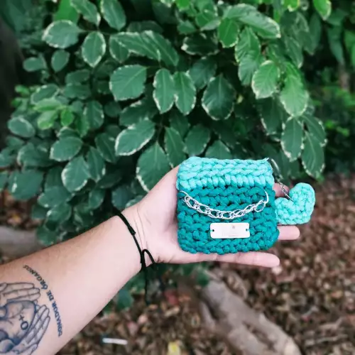 Monedero Prisma Luxe con cadena decorativa artesanal