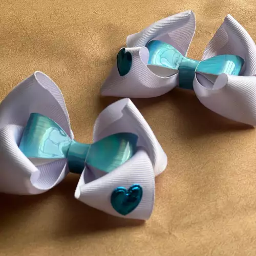 Moño boutique corazón elegante con pinza para niña