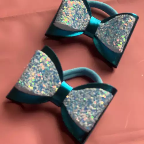 Moño para cabello en cuerina azul elegante y versátil