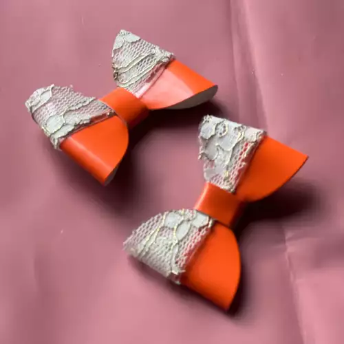 Moño para cabello en cuerina con pinza ajustable