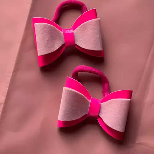 Moño para cabello en cuerina fucsia elegante y versátil