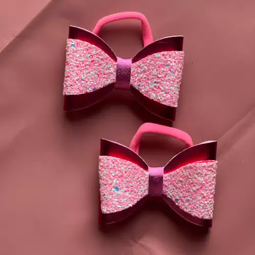 Moño para cabello en cuerina rosa elegante y versátil
