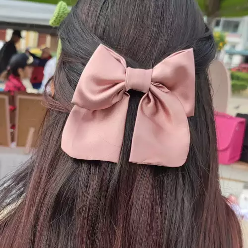 Moño petite con hebilla francesa para cabello
