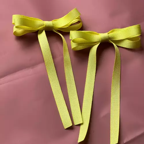 Moños coquette en listón faya con pinza x2