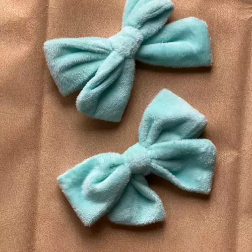 Moños Violetta en gamuza azul con pinza x2