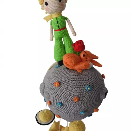 Móvil El Principito tejido a crochet con rosa y zorro