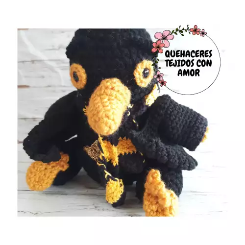 Muñeco amigurumi Escarbato con bufanda Hufflepuff