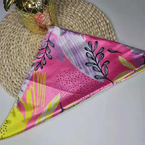PAÑOLETA ESTAMPADA CON FUCSIA