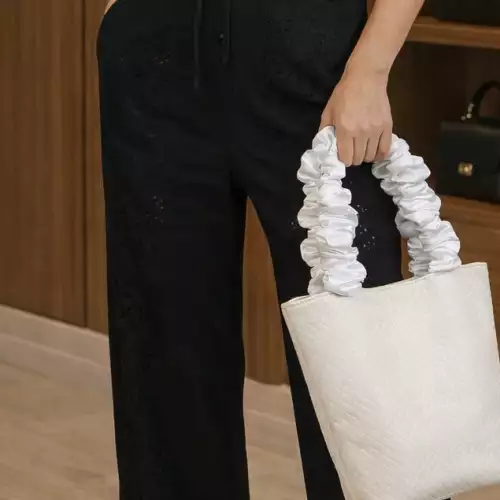 Pantalón Negro lino y hoja rota