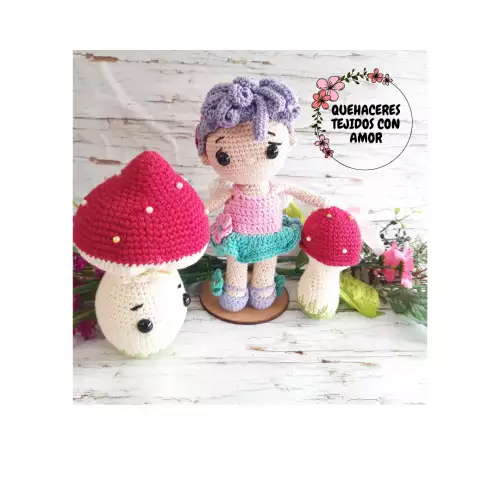 Peluche hada del bosque amigurumi con hongos