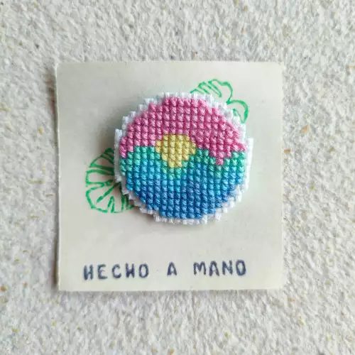 Pin bordado Atardecer punto de cruz 3.5x3.5cm