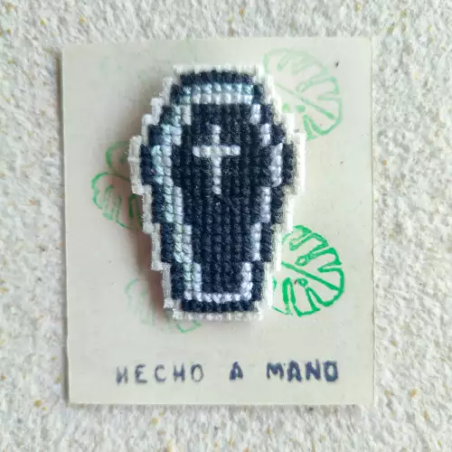 Pin bordado ataúd punto de cruz artesanal 5x3cm