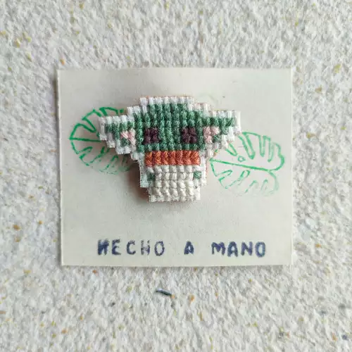 Pin bordado Baby Yoda punto de cruz 1.5x4cm