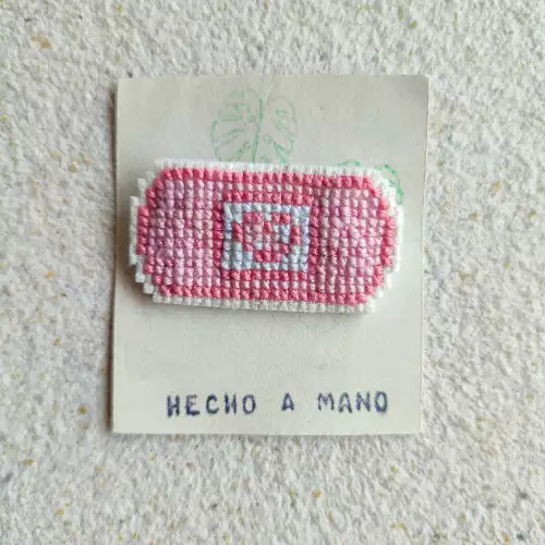Pin bordado curita punto de cruz artesanal 3x5cm