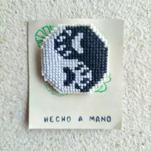 Pin bordado Huellas punto de cruz 4.5x4.5cm