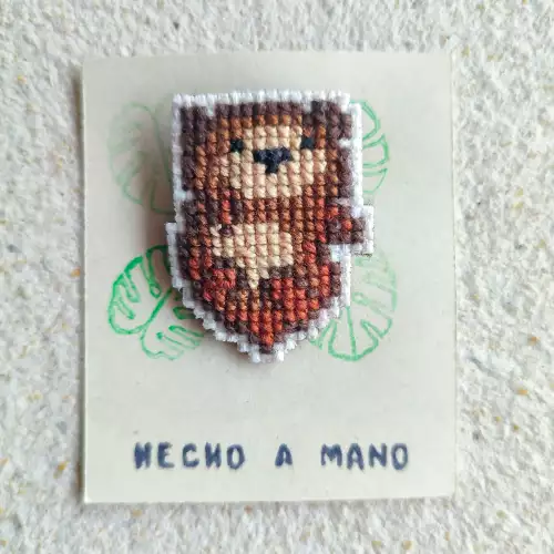 Pin bordado oso punto de cruz artesanal 4x3cm