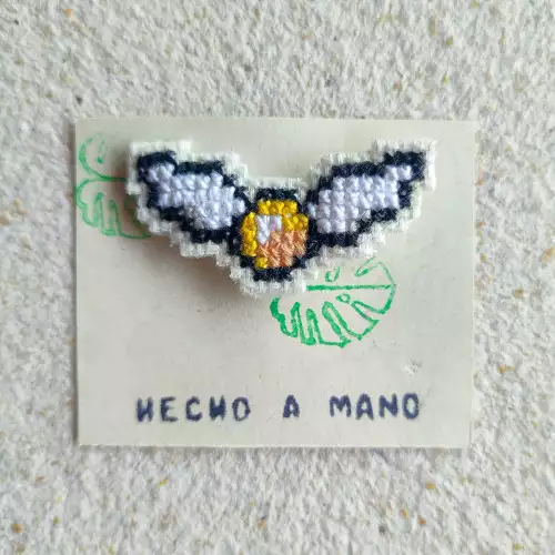 Pin bordado Snitch Dorada punto de cruz 2x4.5cm