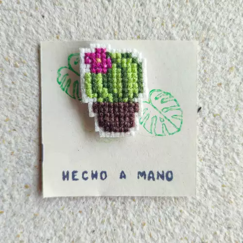 Pin cactus bordado en punto de cruz 3.5x2.5 cm