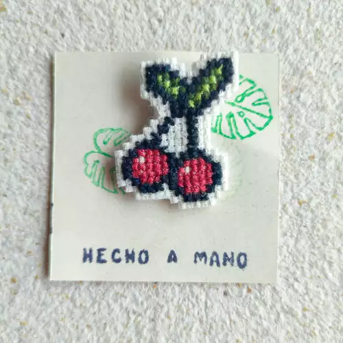 Pin cerezas bordado en punto de cruz 4x3.5 cm