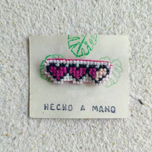 Pin corazones bordado en punto de cruz 1.5x4 cm