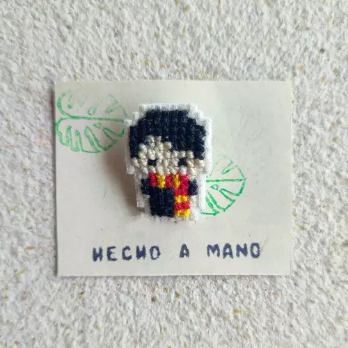 Pin Harry Potter bordado en punto de cruz 2.5x2 cm