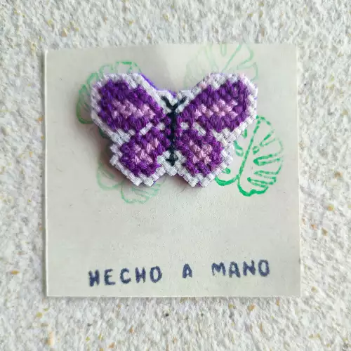 Pin mariposa morada bordado en punto de cruz 2.5x4 cm