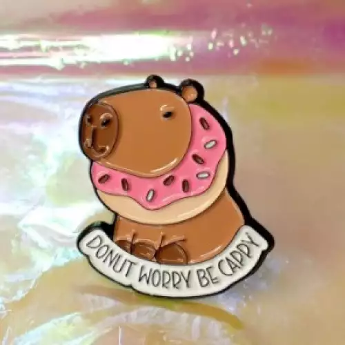 Pin metálico capibara con dona Donnut worry