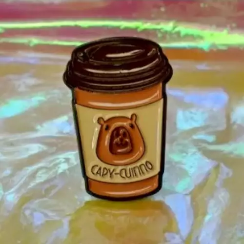 Pin metálico capibara en vaso Capy-chinno