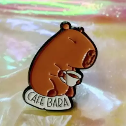 Pin metálico capibara tomando café Cafe bara