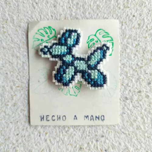 Pin perro globo bordado en punto de cruz 4x5 cm