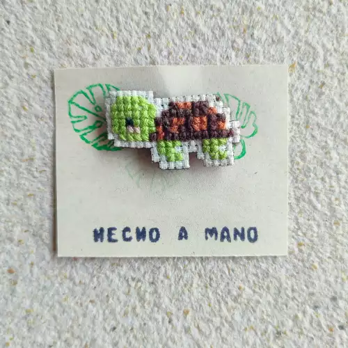 Pin tortuga bordado en punto de cruz 2x3 cm