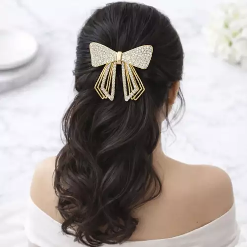 Pinza para cabello dorada con brillos y acabado elegante