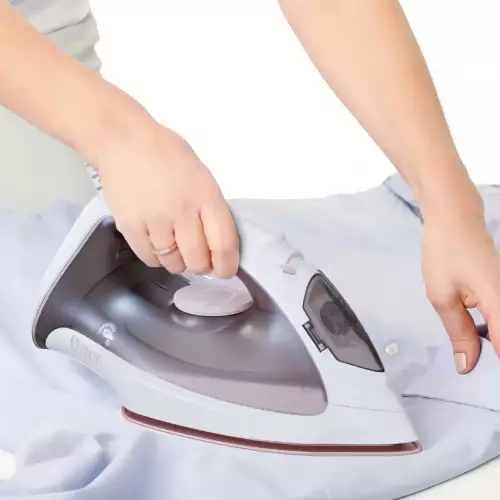 Plancha de ropa Oster a vapor ultraliviana