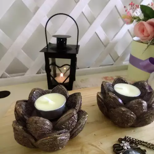 Porta velas flor de loto café con detalles dorados