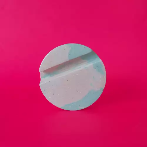 Portacelular de cemento rosa y verde hecho a mano