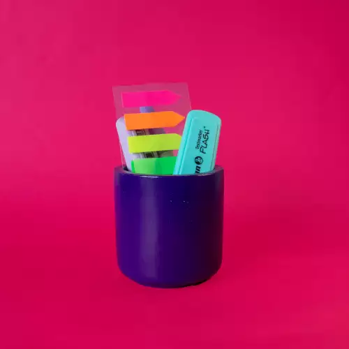 Portalápices redondo cemento morado hecho a mano