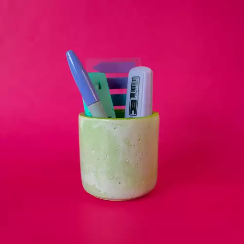 Portalápices redondo cemento verde blanco hecho a mano