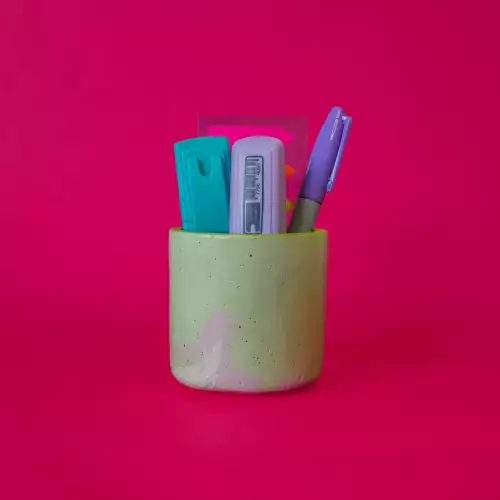 Portalápices redondo cemento verde rosa hecho a mano