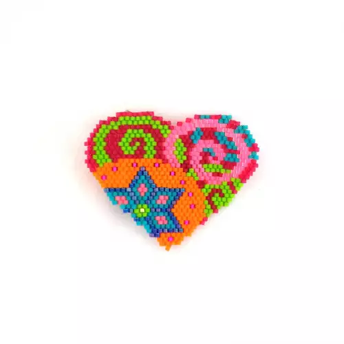 Prendedor corazón en miyuki fucsia y naranja hecho a mano