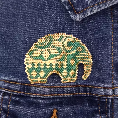 Prendedor elefante hindú en miyuki tejido a mano