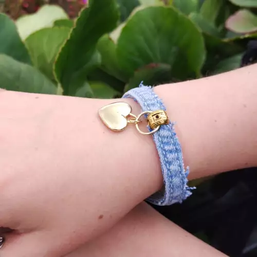 Pulsera denim con corazón dorado y cadena extensible