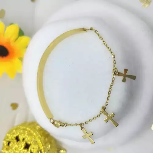 Pulsera dorada en acero con dijes de cruz