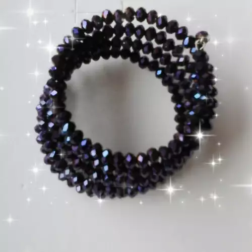 Pulsera en murano morado con alambre memoria