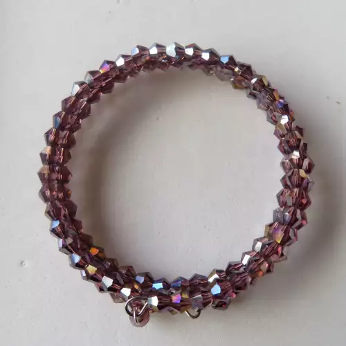 Pulsera en murano púrpura con alambre memoria