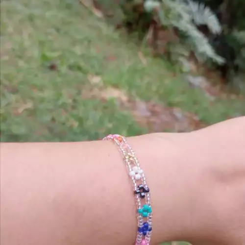 Pulsera flores multicolor mostacillas cierre loro