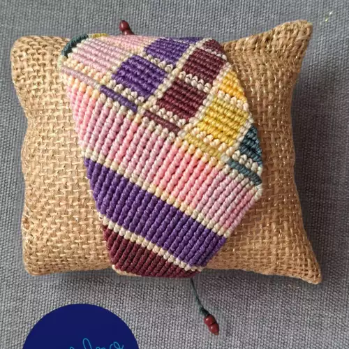 Pulsera geométrica micro macramé multicolor hecha a mano
