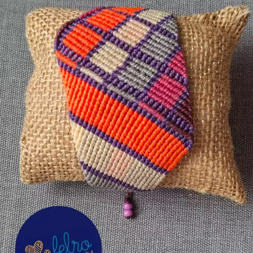 Pulsera geométrica micro macramé salmón vino hecha a mano